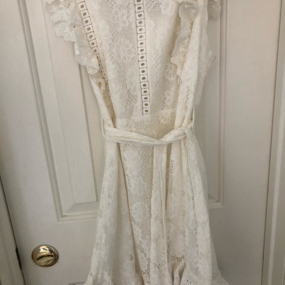 White lace dress - Picture 3 of 12